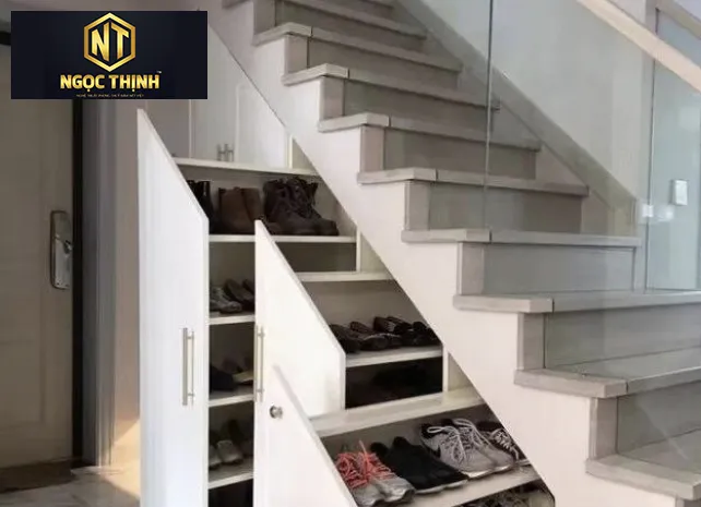 Xưởng Nội Thất Ngọc Thịnh Long Thành  -  Đóng tủ dưới gầm cầu thang là một lựa chọn sự lựa chọn tiện ích đối với nhà có cầu thang phòng khách.